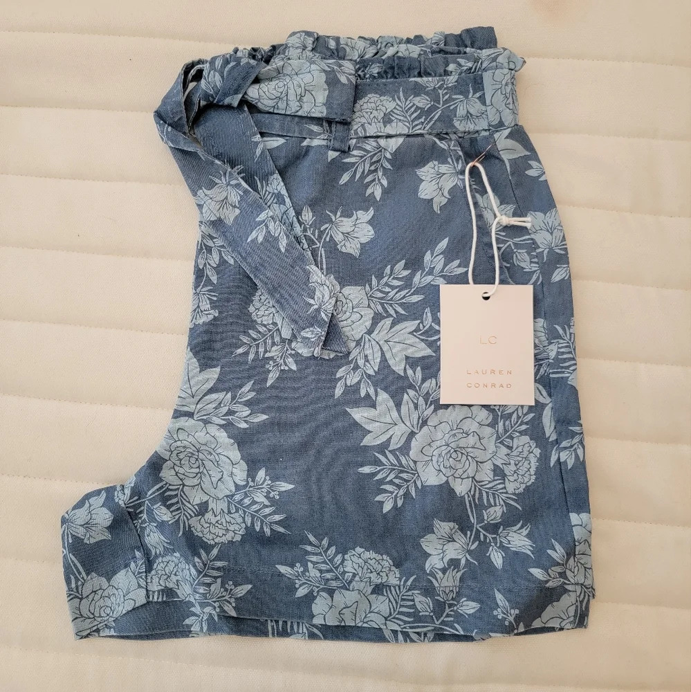 LC Lauren Conrad Blue Floral Paperbag Shorts NWT - Picture 2 of 4